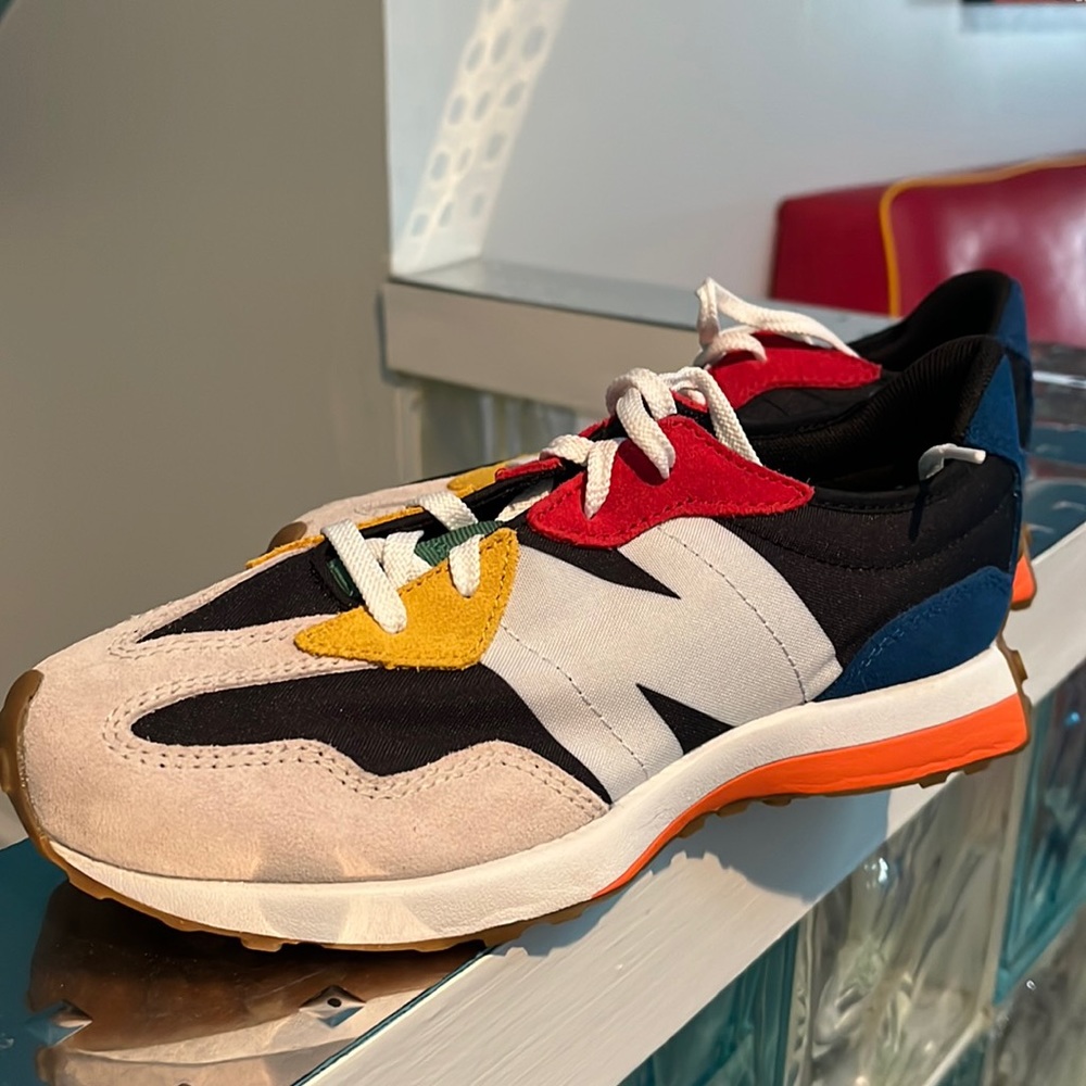 New balance multi color tennis shoes kids 5.5 never worn